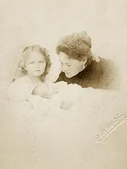 Tsarina Alexandra en haar dochters Olga en Maria, 1899