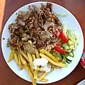 Een Nederlandse "dönerschotel": döner met friet en salade