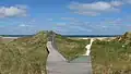 Pad door het natuurgebied in de duinen naar het strand van Norddorf. Links uitzichtplatform Himmelsleiter
