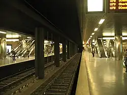 De ondergrondse halte Heinrich-Heine-Allee (hoge perrons)