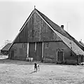 Erve "Hagreis"; boerderij met bovenkamer. Dak gedeeltelijk met riet en gedeeltelijk met pannen gedekt. Drie houten geveltop beschietingen