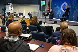 Sinead Burke geeft een presentatie getiteld "Breaking the Mould – A Lesson in Equity" aan medewerkers van het Kennedy Space Center en andere NASA-centra via een livestream. (2022)