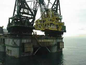 De DB-102 tijdens een hijsklus bij K6P