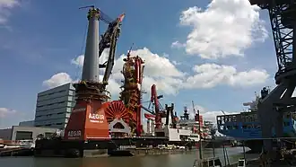 De Aegir tijdens de afbouw in de Wiltonhaven bij Huisman