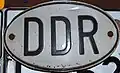 Nationaliteitsplaat van de voormalige Duitse Democratische Republiek (Oost-Duitsland) volgens het door het verdrag voorgeschreven model
