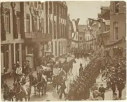 Eregarde koninklijk bezoek, Bouillonstraat, 1895