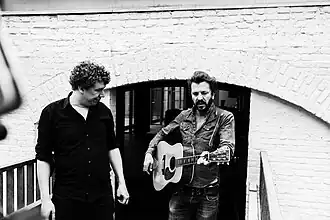 Arnold van Bruggen (links) met zanger Tom Barman van de Belgische band dEUS in opname voor de interactieve muziekvideo Hidden Wounds.