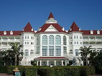 Het hoofdgebouw van het Hong Kong Disneyland Hotel