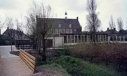 Noodgebouwen achter het gemeentehuis ±1975