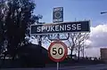 Een oud bord dat de ingang van de plaats Spijkenisse aangeeft. Ook de boven- en onderborden zijn van het RVV 1966-periode.