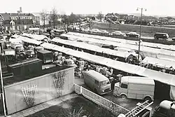 Markt op het Gedempte Spui ±1970, met zicht op de dijk Nieuwstraat en linksboven Café Sport