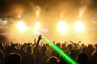 DJ Jean tijdens de avondprogrammering in 2014