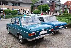 DKW F102 (rechts) en zijn opvolger Audi F103 (bouwjaar vanaf 1969, grote achterlichten)