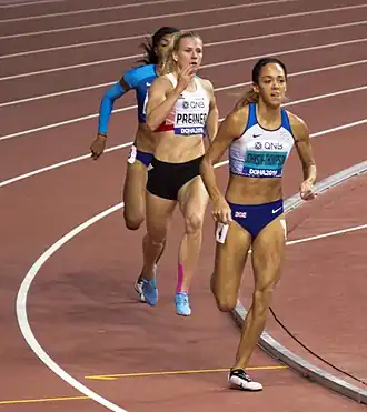 Katarina Johnson-Thompson leidt de 800 meter voor Verena Preiner