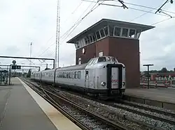 Halve MA in zilverpijl kleuren met stuurrijtuig op kop.