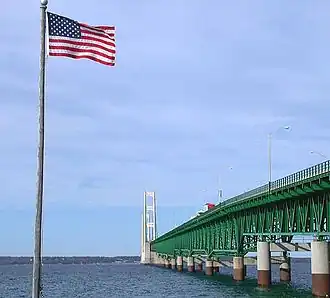 Straat van Mackinac overspannen door de Mackinac Bridge