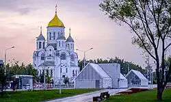 De Sergius van Radonezj kerk en de noordoostelijke toegangen