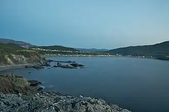Zicht vanuit het noorden op Trout River Bay met de dorpskern in de achtergrond