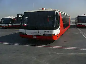 Een Neoplan Bus in gebruik op de luchthaven van Dubai