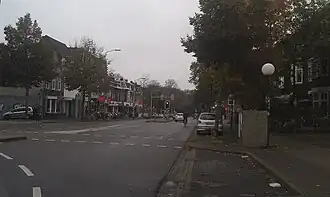 De straat in 2016, vanaf de rotonde bezien in noordelijke richting
