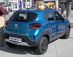 Achterzijde van de Dacia Spring. (Modeljaren 2021-2022)