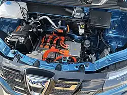 Onder de motorklep van de Dacia Spring. (Modeljaren 2021-2022)