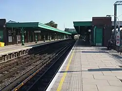 Het station, met perronkappen in District line groen, na het groot onderhoud van 2006.