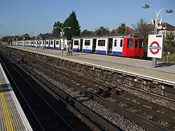 Een metro op het kopspoor en op de voorgrond de doorgaande sporen en perrons.