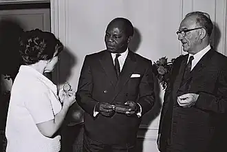 Ahomadegbé-Tomêtin (midden) ontmoet de Israëlische premier Levi Eshkol en diens vrouw (1964)