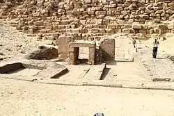 Twee stelae van de piramidetempel