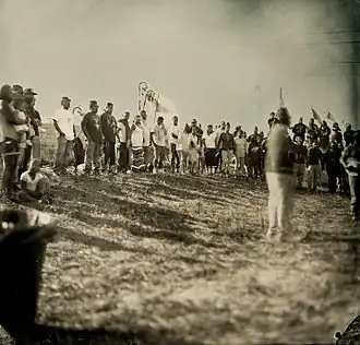Een stamoudste spreekt demonstranten aan