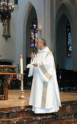 Diaken in de 21ste eeuw, gekleed in albe, cingel, amict, stola en dalmatiek. Manipel en bonnet zijn over het algemeen in onbruik geraakt.