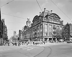 De Bijenkorf op de hoek van het Damrak; 1979.