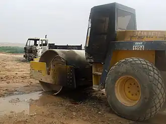 Een door vijandelijke strijders in brand gestoken voertuig in Afghanistan (foto: feb 2005).