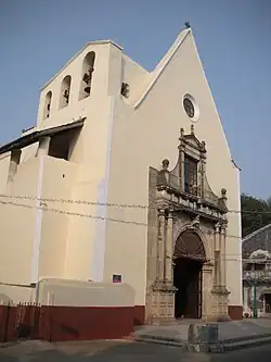 Katholieke kerk Bom Jesus, net buiten de vesting