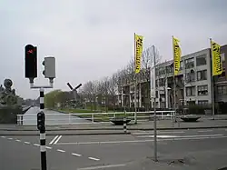 Dambrug met op de achtergrond de Leidsche Rijn met daaraan de houtzaagmolen De Ster en links de Leidseweg