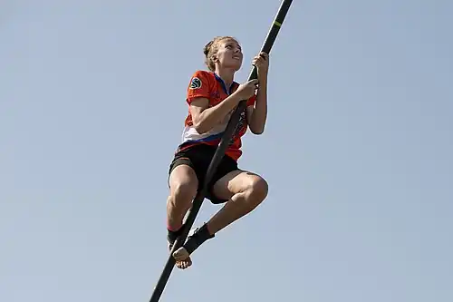 Lizanne Schilt klimt omhoog in de polsstok op het Nederlands Kampioenschap in 2019 (Zegveld)
