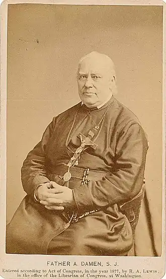 Foto van Damen uit 1877 met als onderschrift: Pater A. Damen, S.J. (=Societatis Jesu) Entered according to Act of Congress in the year 1877 by R.A. Lamb in the office of the Librarian of Congress at Washington.