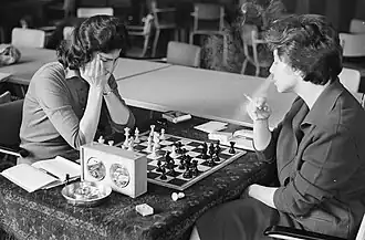 Danlon-schaaktoernooi 1962: Chantal Chaudé de Silans (l) vs. Corry Vreeken