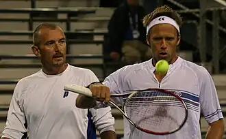 Damm (links) met Robert Lindstedt op het US Open in 2009