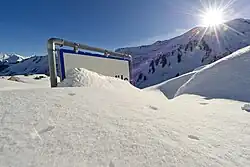 Plaatsnaambord van Damüls in de winter