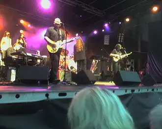 Dance with a Stranger tijdens een reünieconcert in 2005