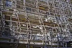 Gevaarlijk doorgezakt steigerwerk in Bakoe, Azerbeidzjan (foto van İhsan Deniz Kılıçoğlu, 2011).