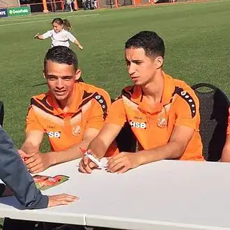 El Hamdi (r.) met Daniël van Son op de open dag van FC Volendam in 2016.