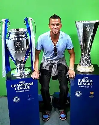 Szetela bij de prijzenkast van Chelsea in 2013