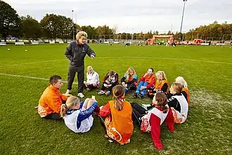 Daphne Koster helpt bij het selecteren van ballenmeisjes.