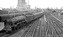 60129 Guy Mannering komt het station binnen in 1961