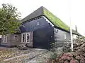 Stolphoeve met korte uitgebouwd vooreind voorzien van houten geveltop met geschulpte windveren