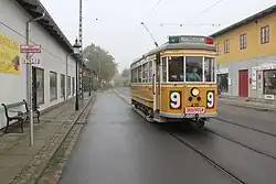 Motorwagen KS 470 rijdt als lestram door de Valby Langgade, de 'Hoofdstraat' van het museum.