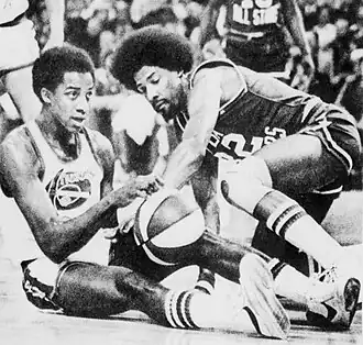 David Thompson (links) en Julius Erving